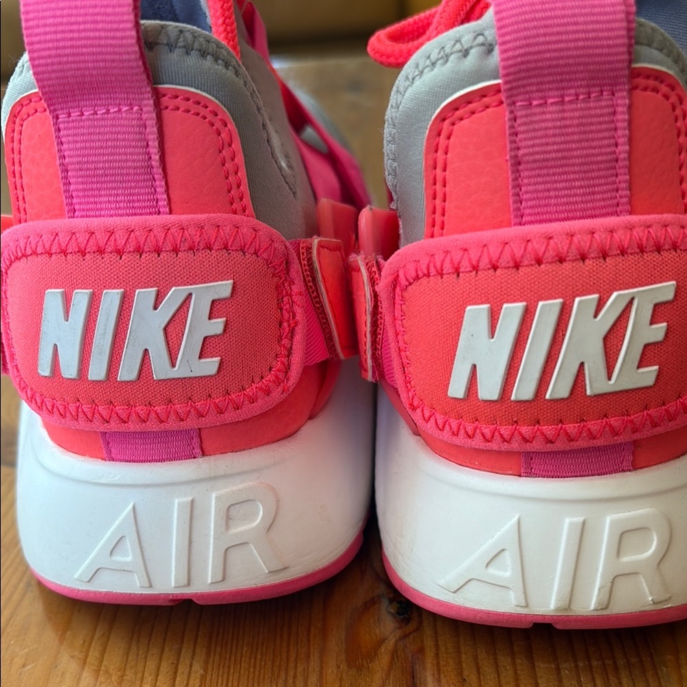 Nike Gray and Pink Athletic Shoes with Modern Design - Picture 2 of 9